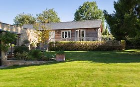 Charming Cottage Surrounded By Idyllic Garden In Peaceful Location In Central Charlbury